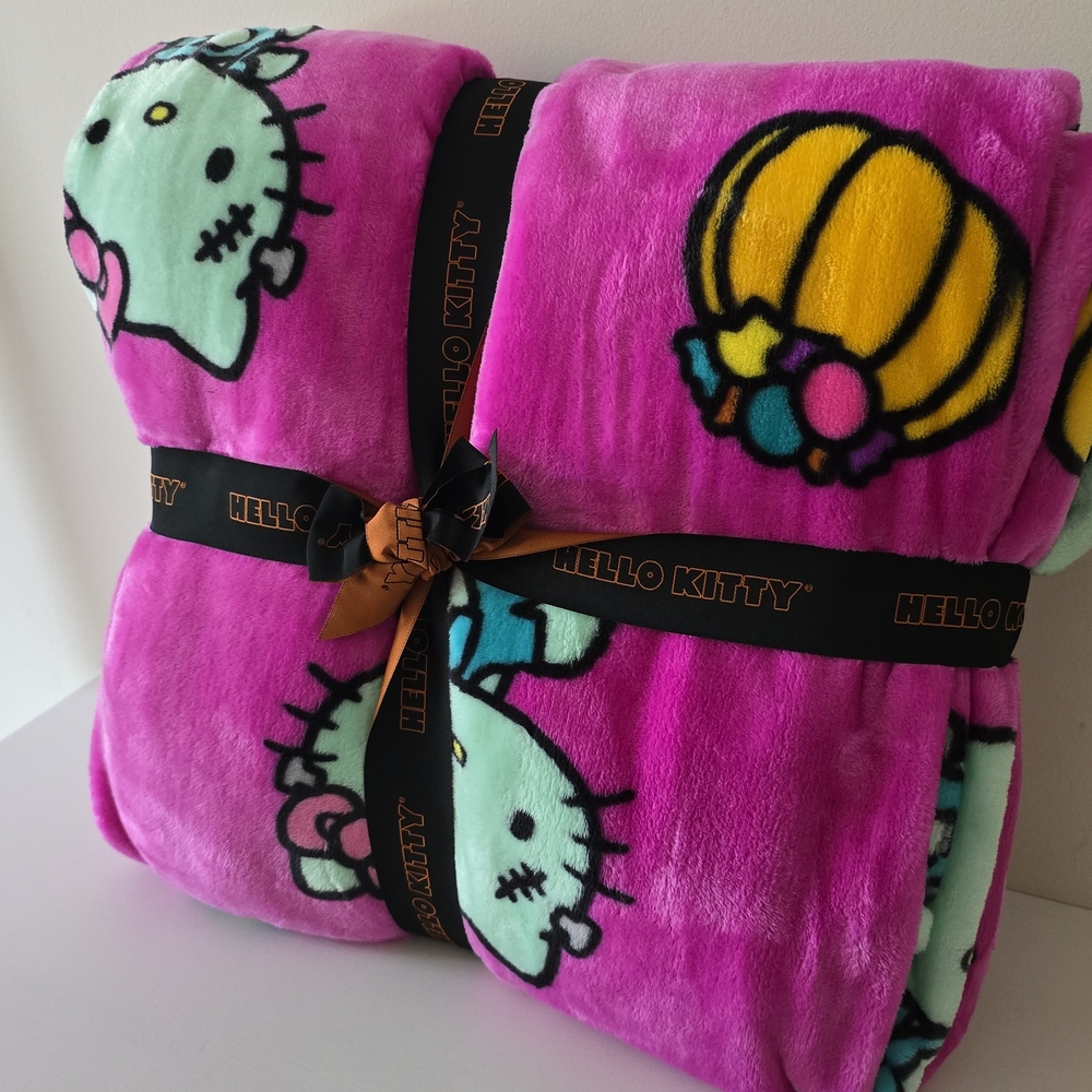 Hello Kitty Halloween Plush Blanket – Twin Pumpkin Frankenstein - Picture 2 of 6